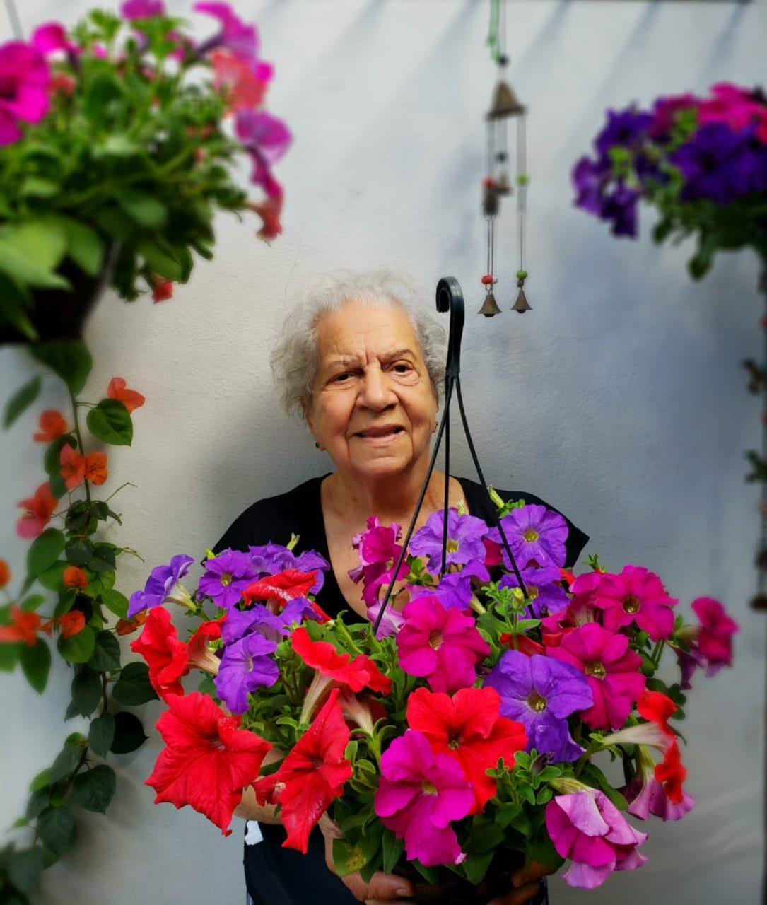 Maria de Lourdes, de 89 anos, gosta de cuidar de plantas e de bordar, algo que traz para ela diversos benefícios, como aponta o filho dela, o psicólogo Leonardo Morelli