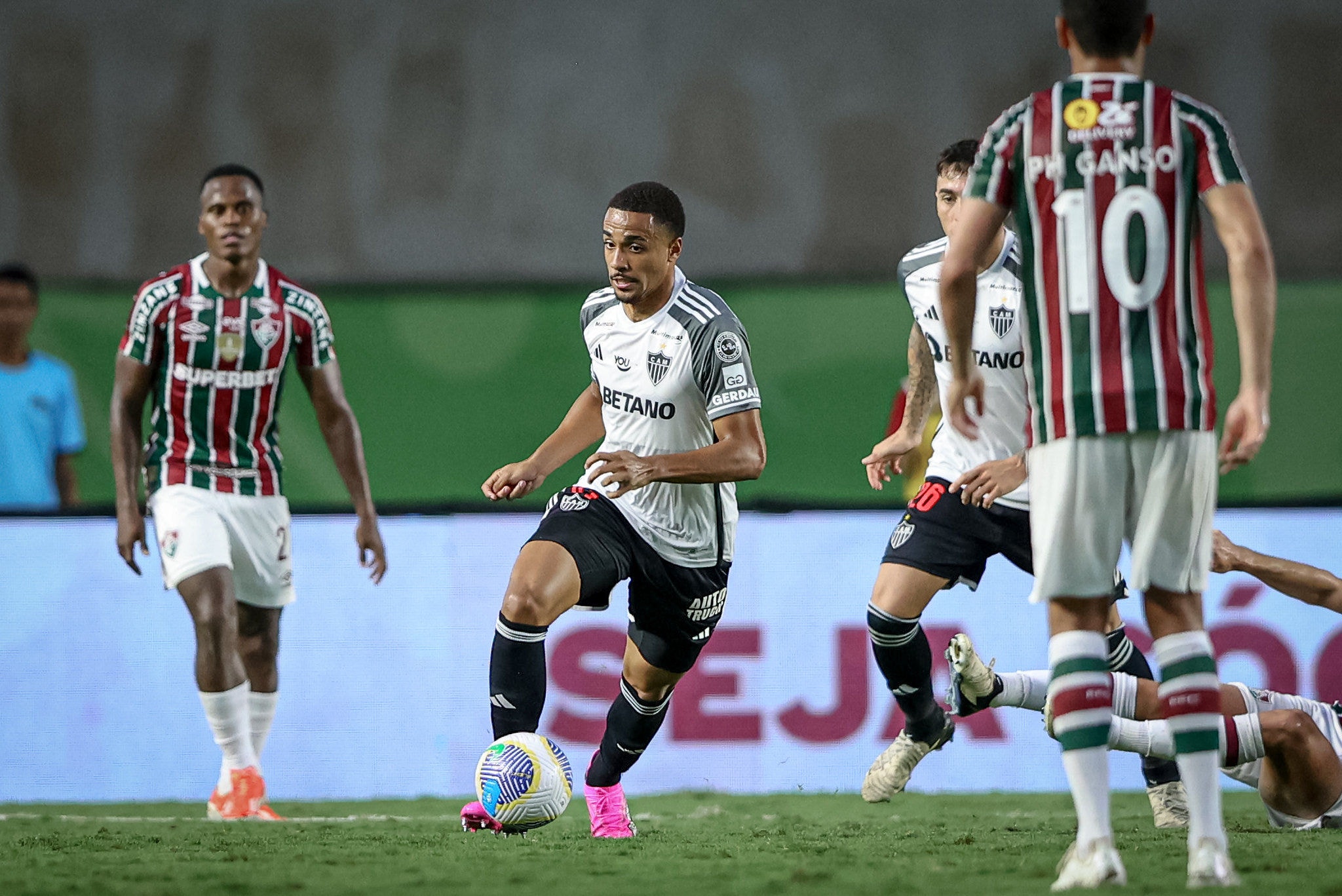 Rômulo, zagueiro do Atlético, em estreia como profissional, contra o Fluminense