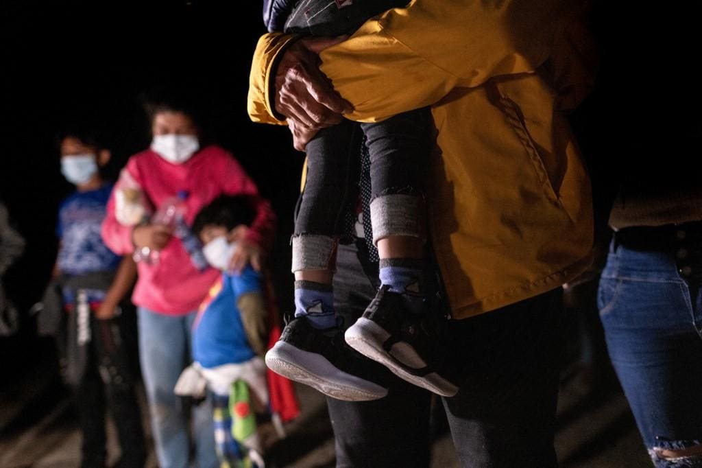 Famílias de imigrantes cruzam a fronteira dos EUA com o México