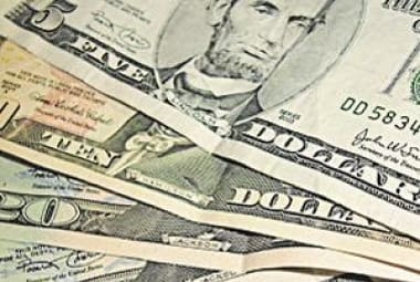 Preço do dólar nas casas de câmbio já varia de R$ 3,12 a R$ 3,18, para quem espera comprar a moeda em dinheiro