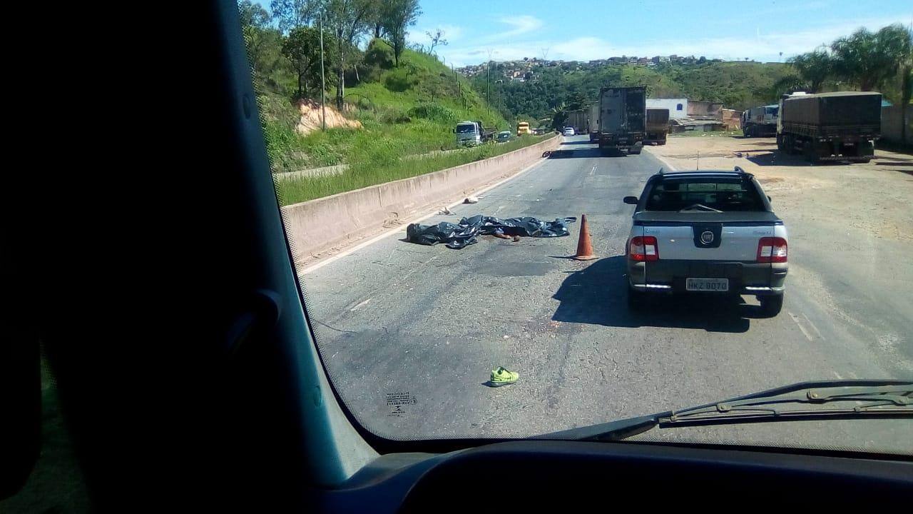 Motociclista morre atropelado por carreta na BR-381 em BH