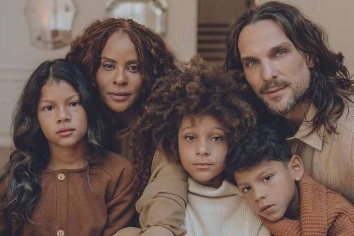 A cantora Aline Wirley e o marido, o ator Igor Rickli, mostraram pela primeira vez o rosto dos filhos Fátima, 10, e Will, 7, adotados recentemente por eles 