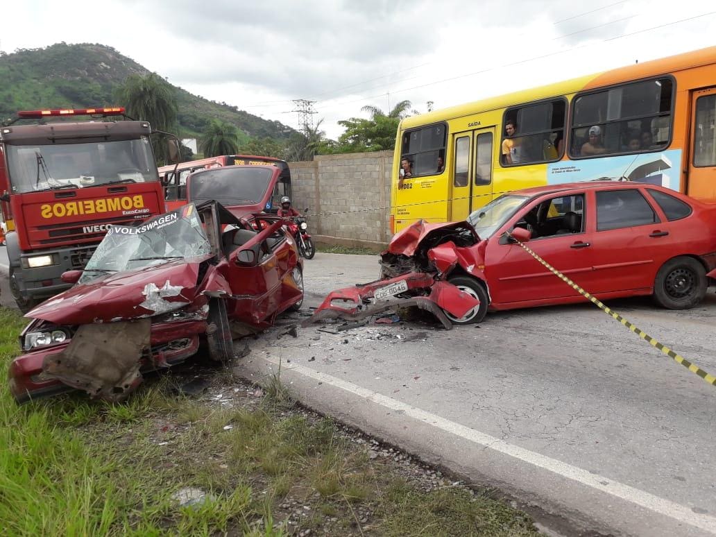 Veículos de passeio batem de frente na Avenida Contorno da Petrobras, em Betim