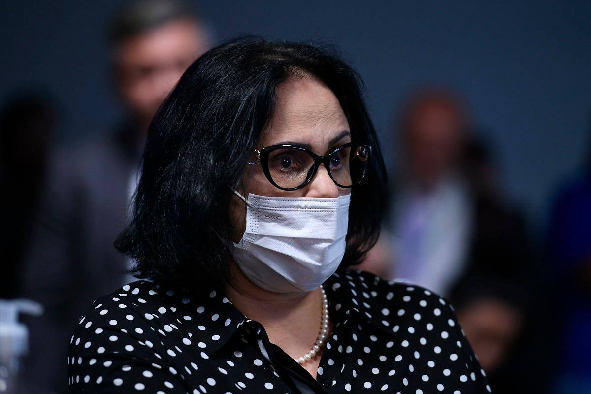 Damares Alves diz que estava usando máscara em razão da herpes zoster