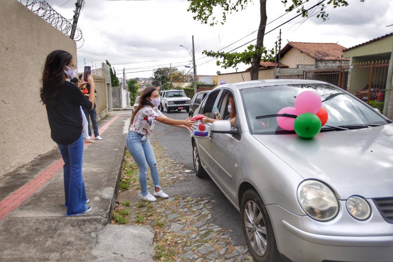 Drive-thru solidário no bairro Alípio de Melo contou com vários voluntários