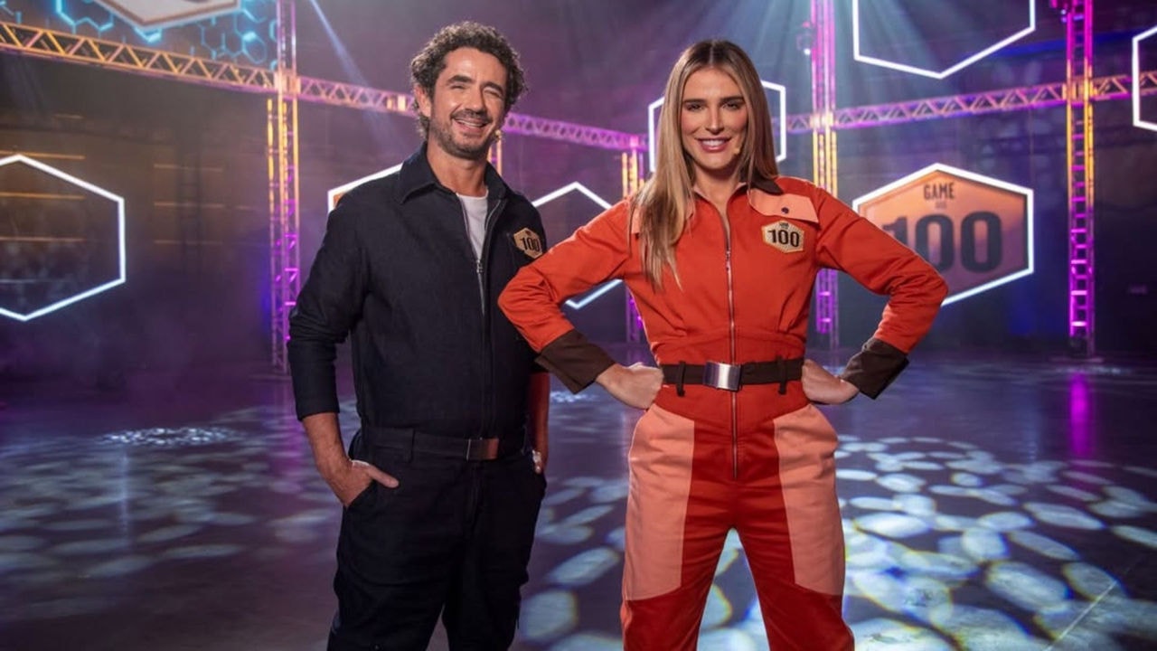Felipe Andreoli e Rafa Brites no cenário do reality 'Game dos 100'
