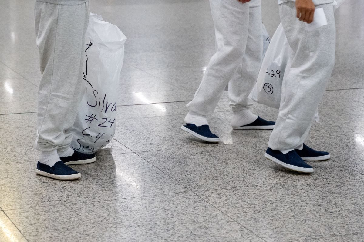 Grupo de brasileiros chegou ao aeroporto de Confins na quarta-feira (27/08) apenas com alguns pertences