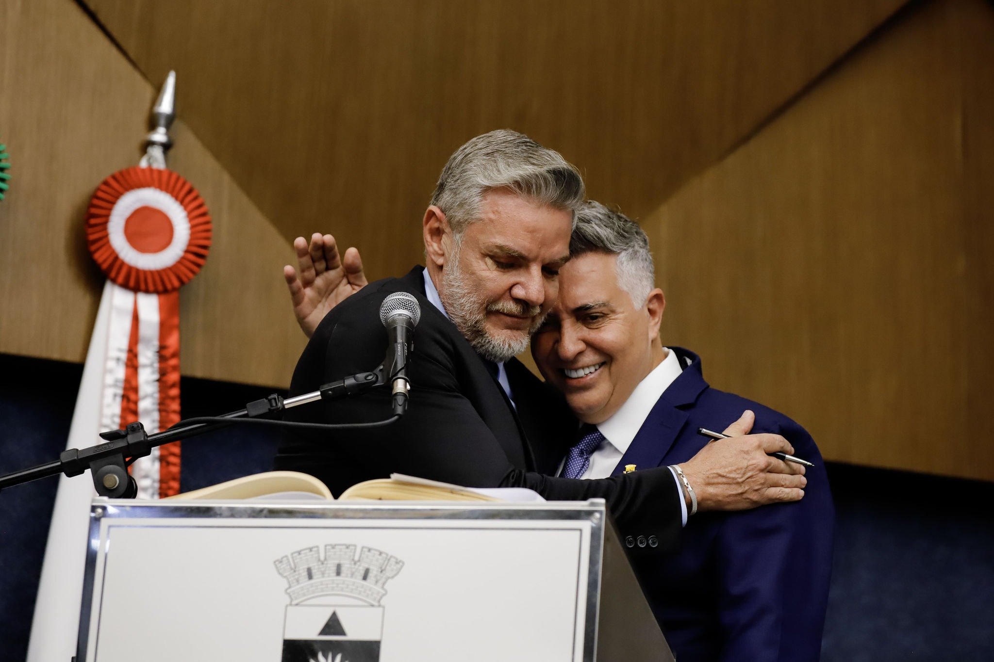 Juliano Lopes e Álvaro Damião durante a posse do prefeito na Câmara Municipal de BH, em 3 de abril
