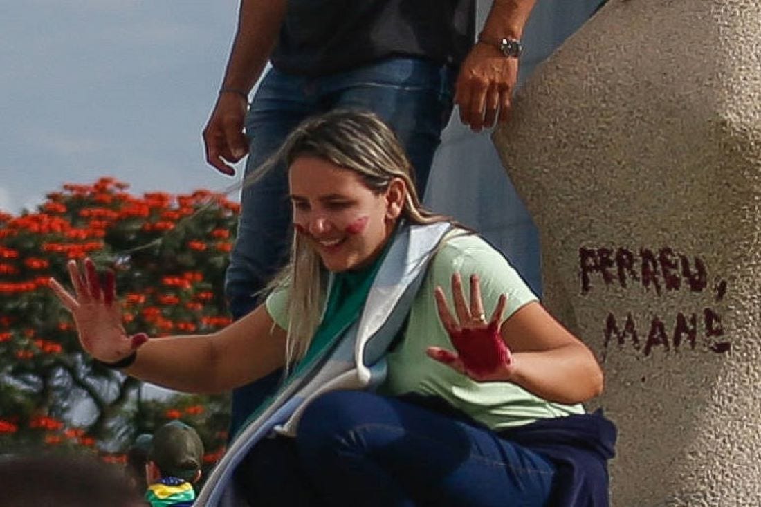 Mãe de dois filhos, Débora Rodrigues dos Santos fez questão de posar para fotos e registrar a pichação na escultura de granito, de 1961