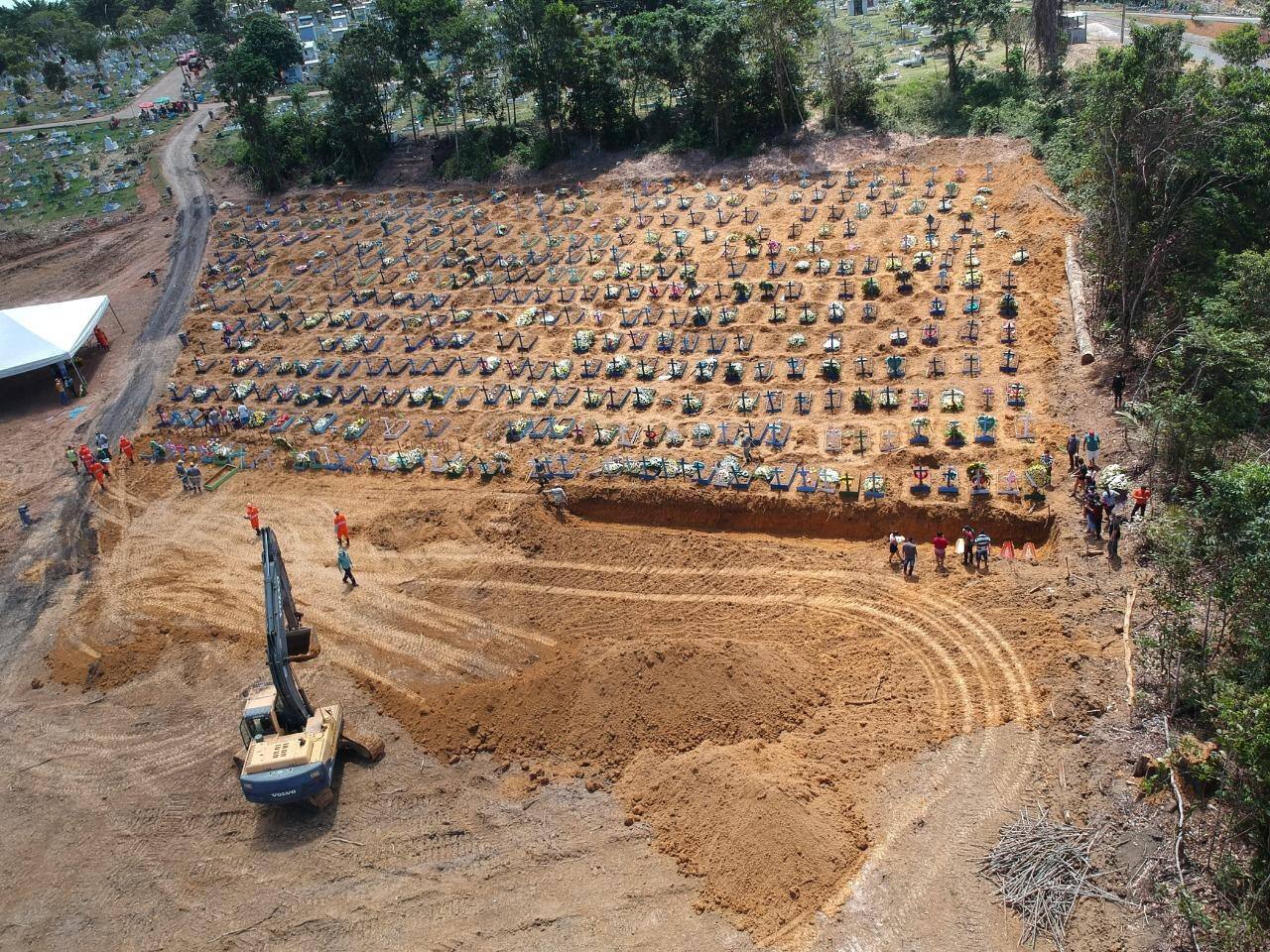 Valas comuns foram abertas no cemitério de Manaus para enterrar as vítimas da Covid-19