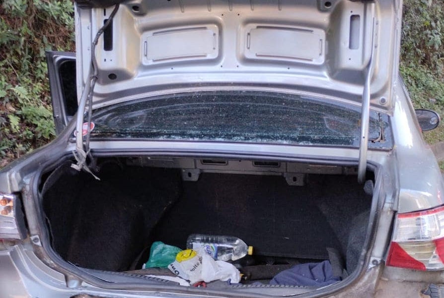 Criminosos usaram o carro do motorista de aplicativo para arrombar uma loja de perfumes 