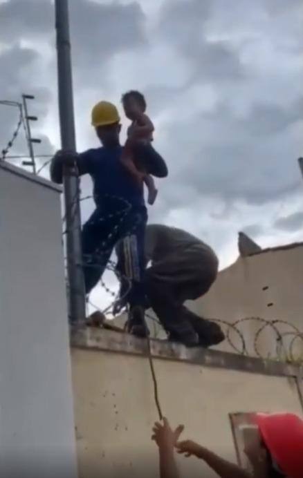 Operários fizeram o resgate de criança que estava em imóvel durante alagamento