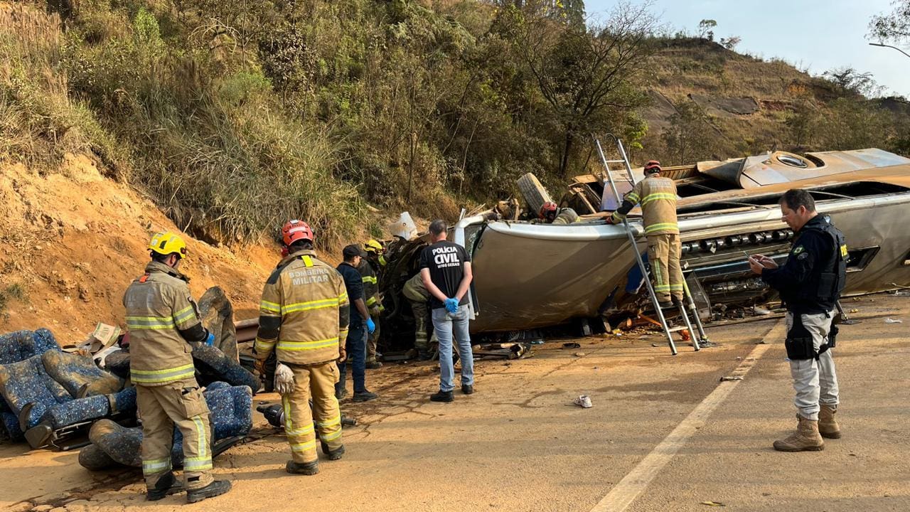 Segundo o Corpo de Bombeiros, alguns corpos ficaram presos sob o veículo, o que dificultou a remoção