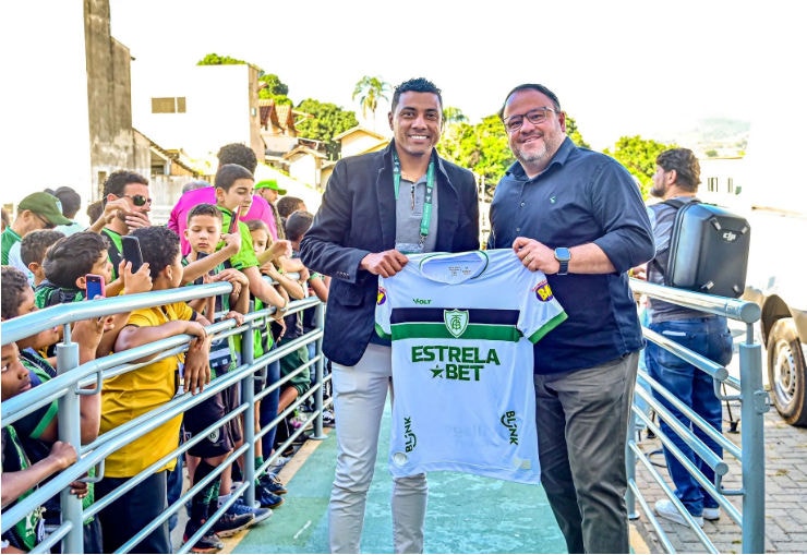 Kleberson (à esq.) foi apresentado como diretor técnico do América neste sábado (15), pelo diretor de futebol Fred Cascardo