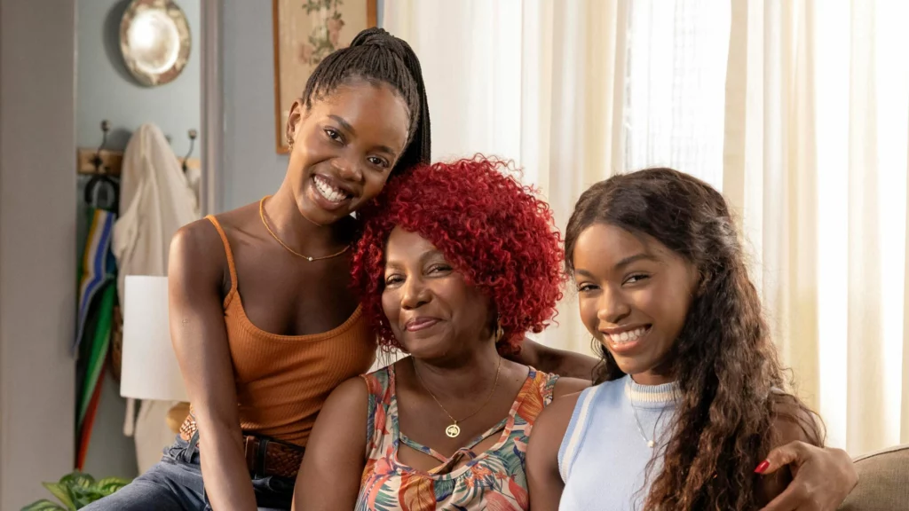 Leona (Clara Moneke) com sua avó e sua irmã