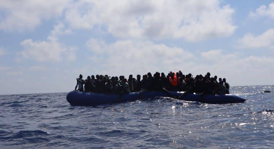 barco com imigrantes resgatados no mediterrâneo