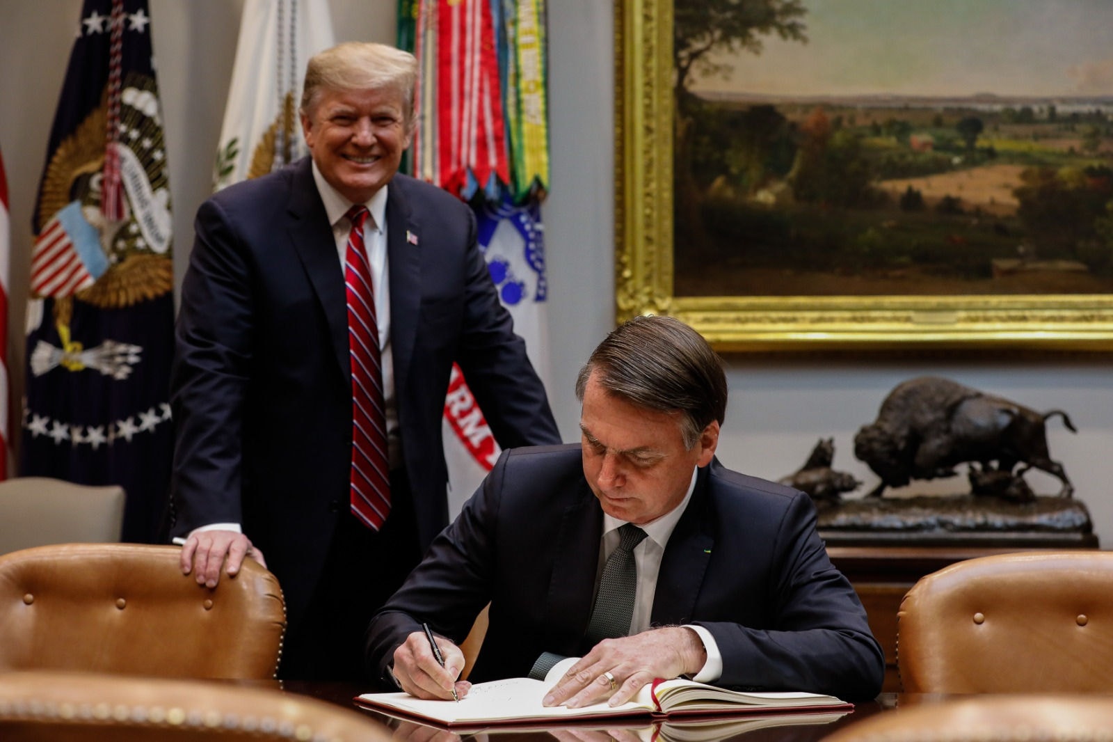 Donald Trump afirmou que acompanha 'caça às bruxas' contra Jair Bolsonaro