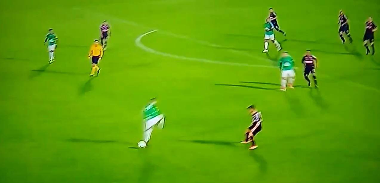 Márcio Araújo tenta chute, mas erra e dá furada espetacular em jogo da Chape