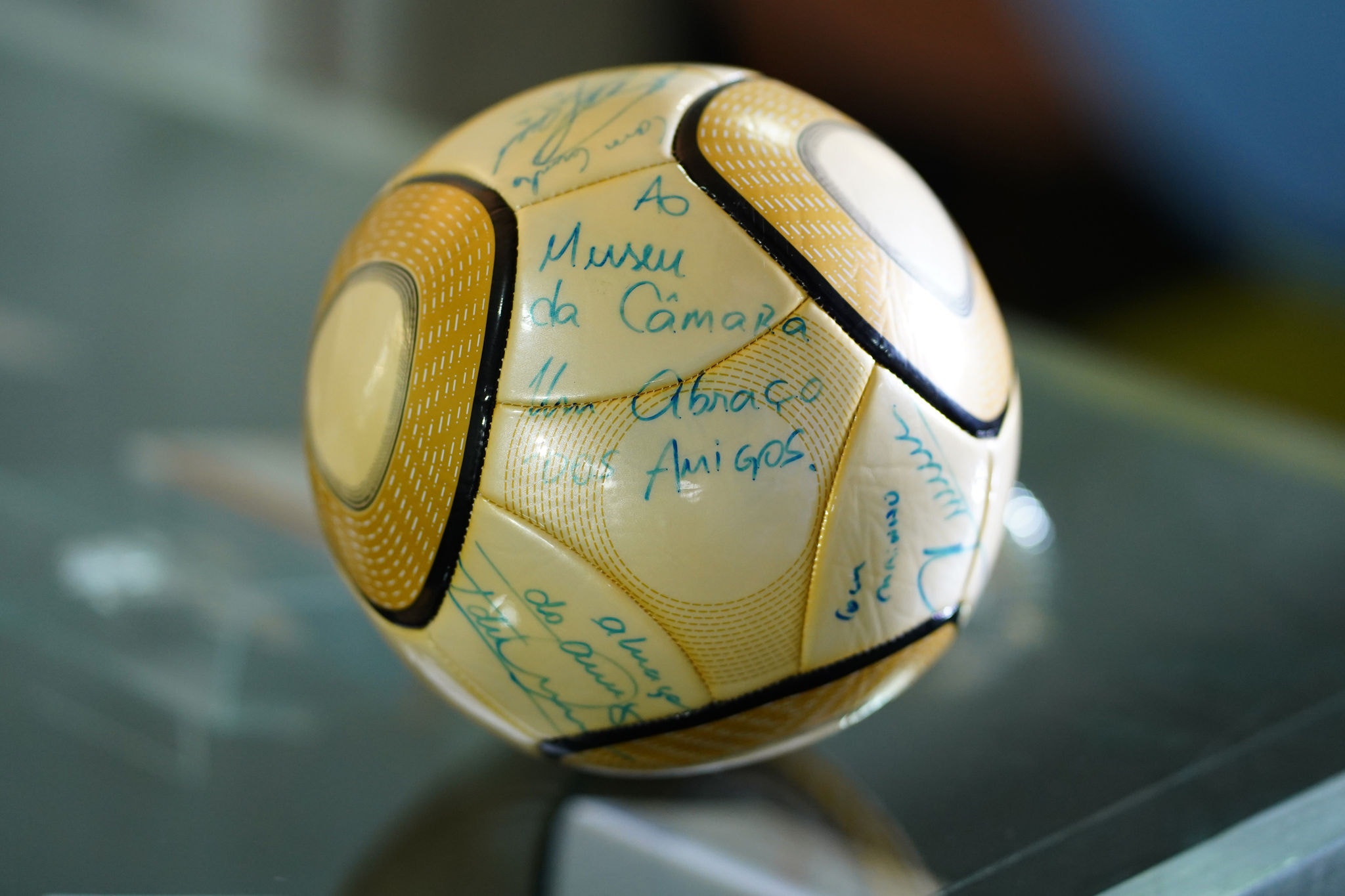Bola assinada por Neymar Jr