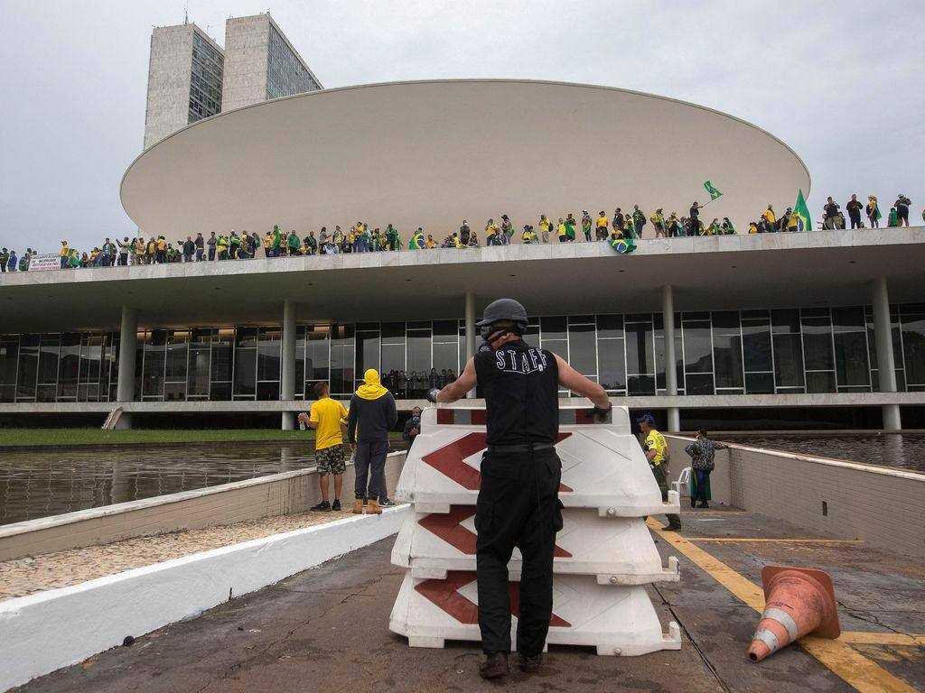 Bolsonaristas invadiram o Congresso Nacional em 8 de janeiro: assessor de Bolsonaro era um deles, segundo a PF