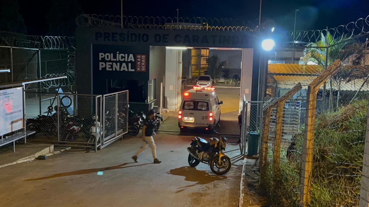 Ambulância chega ao presídio de Caratinga após ocorrência de incêndio na unidade prisional
