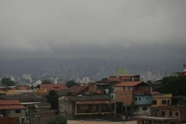 Chuva forte cai em Belo Horizonte desde a noite desse domingo