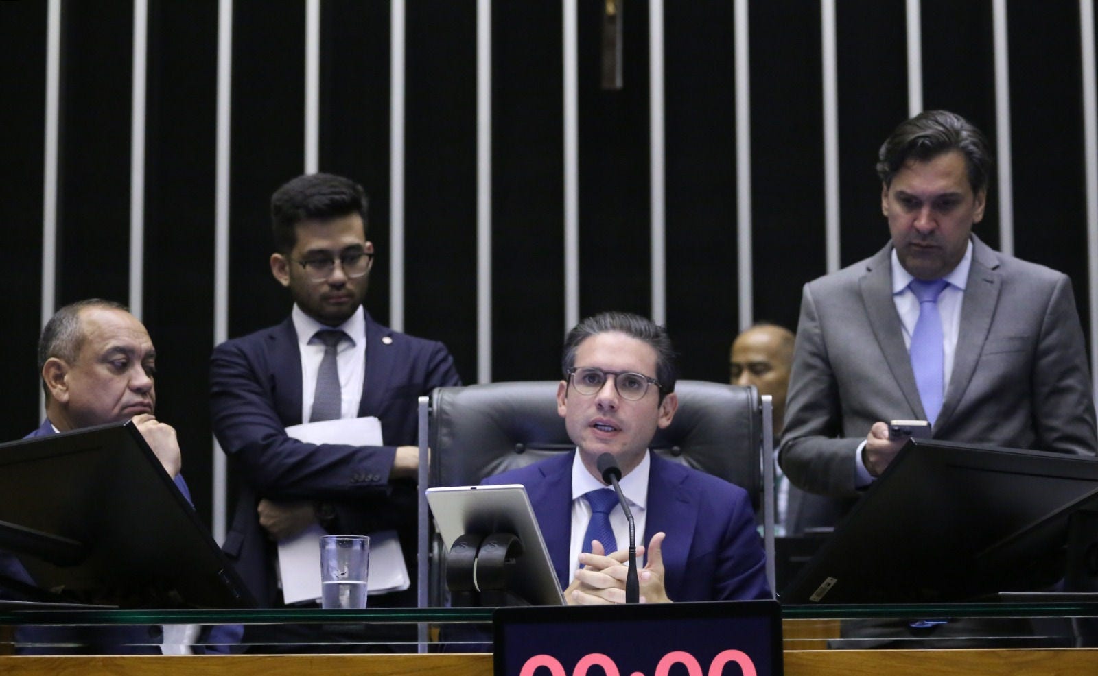 O presidente Hugo Motta (Republicanos-PB) criou comissão especial para discutir a PEC da Segurança antes do recesso; membros ainda serão definidos