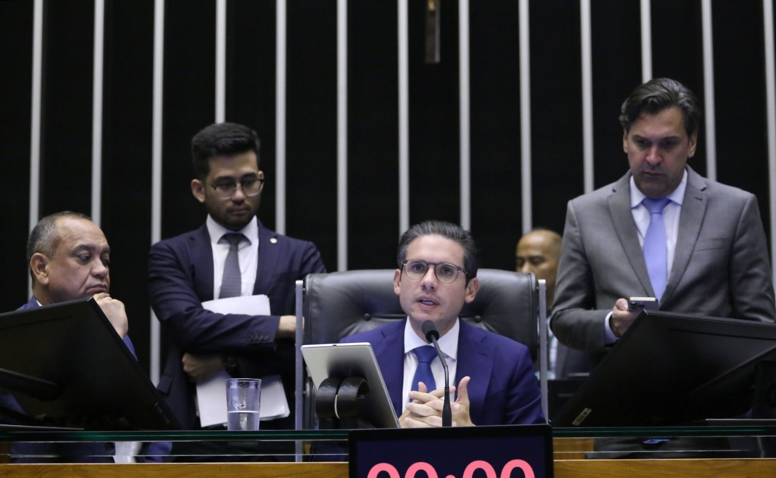 O presidente Hugo Motta (Republicanos-PB) criou comissão especial para discutir a PEC da Segurança antes do recesso; membros ainda serão definidos