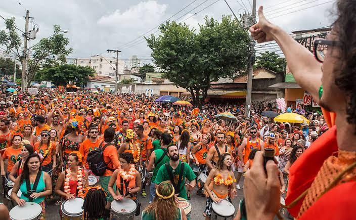 Bloco Havayanas Usadas e Faraó desfilam no Carnaval de BH