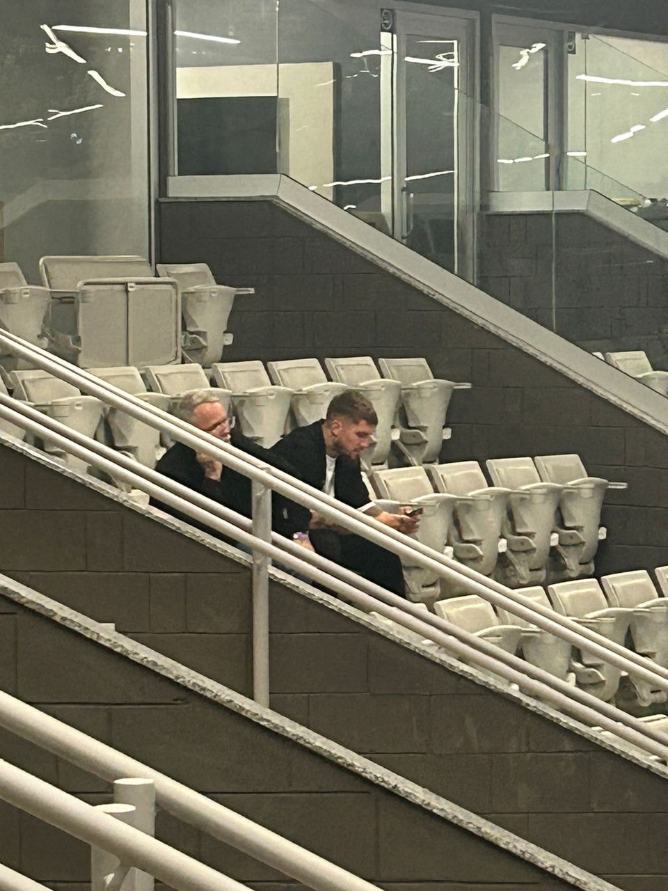 O zagueiro Lyanco acompanhou partida contra o Flamengo em um camarote na Arena MRV