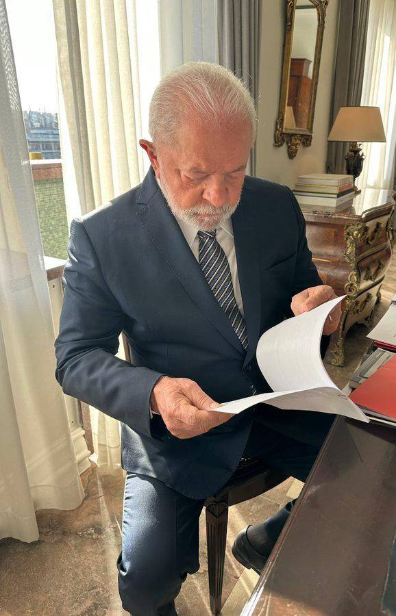 Lula com a gravata que Janja comprou em Lisboa