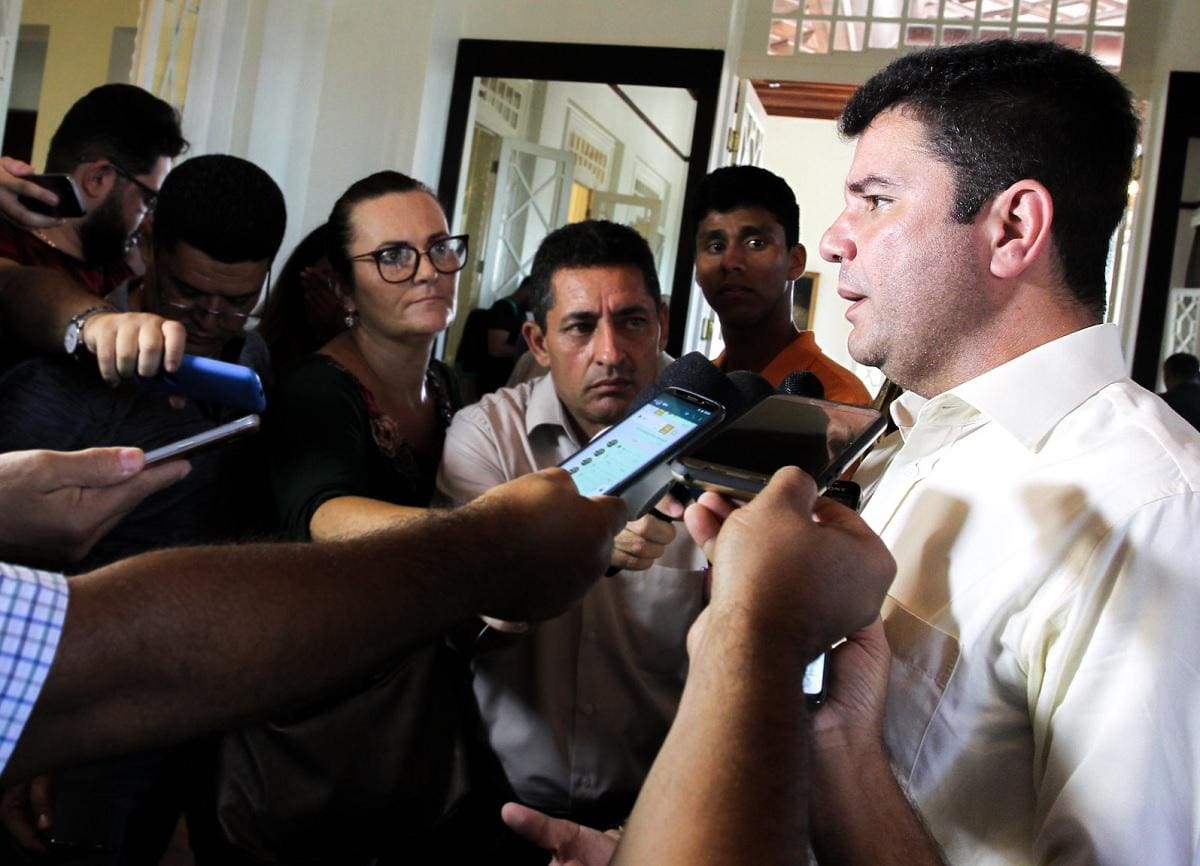 Gladson Cameli, governador do Acre, teve bens bloqueados por ordem do STJ