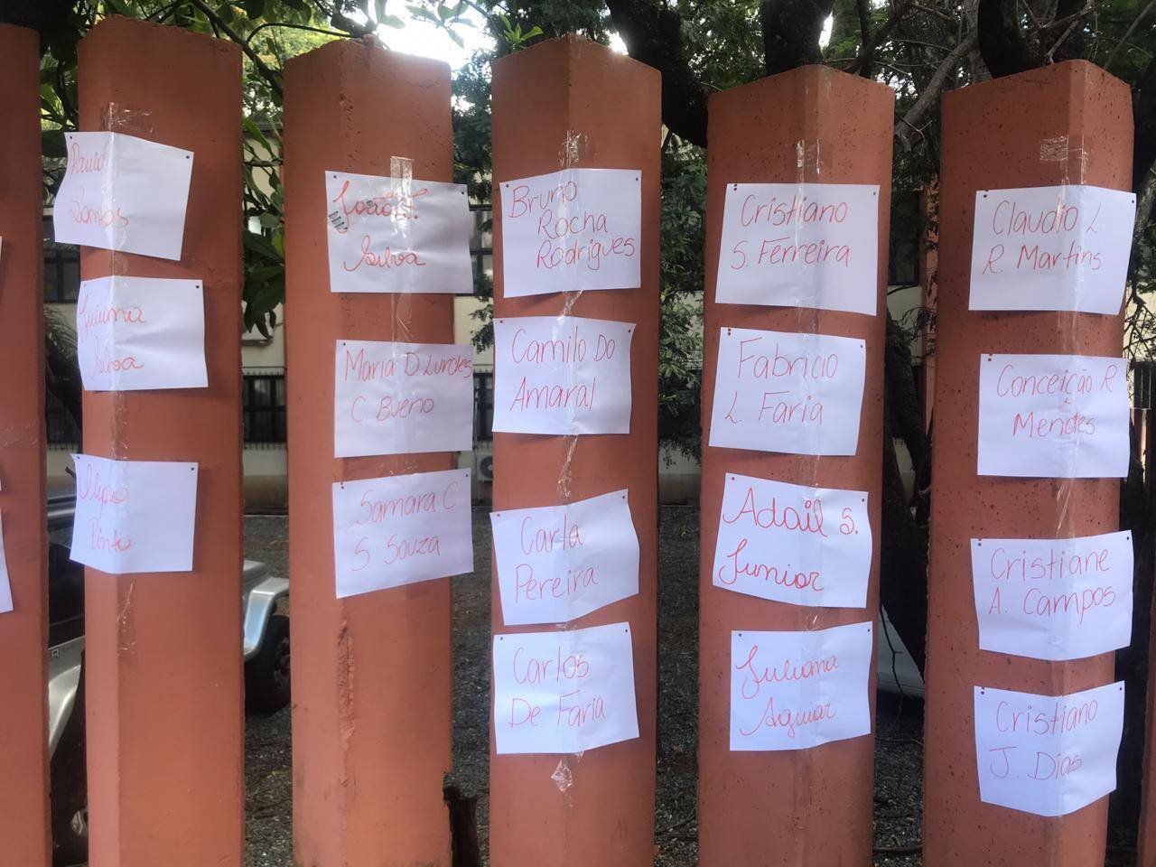 Famílias fixaram papéis no muro do IML com os nomes dos desaparecidos