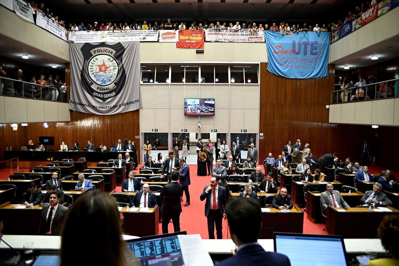 Projeto chegou a Casa em abril e desde então está parado na Comissão de Constituição e Justiça; já o texto que trata da previdência dos militares pode ter que esperar eleições