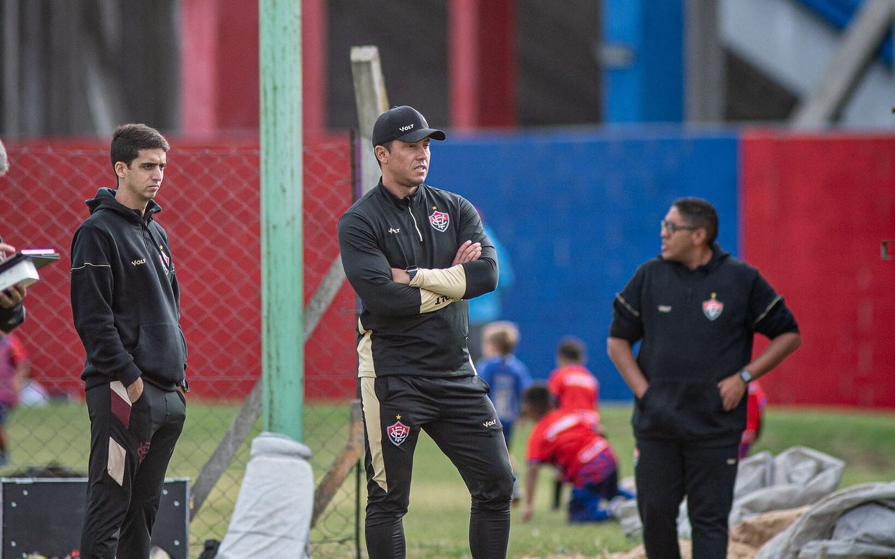 Thiago Carpini em treino do Vitória (Foto: Victor Ferreira / EC Vitória)