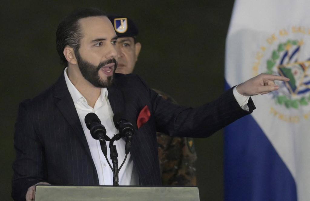 O presidente salvadorenho Nayib Bukele discursa durante a formatura de novos militares, na Escola Militar Capitão General Gerardo Barrios