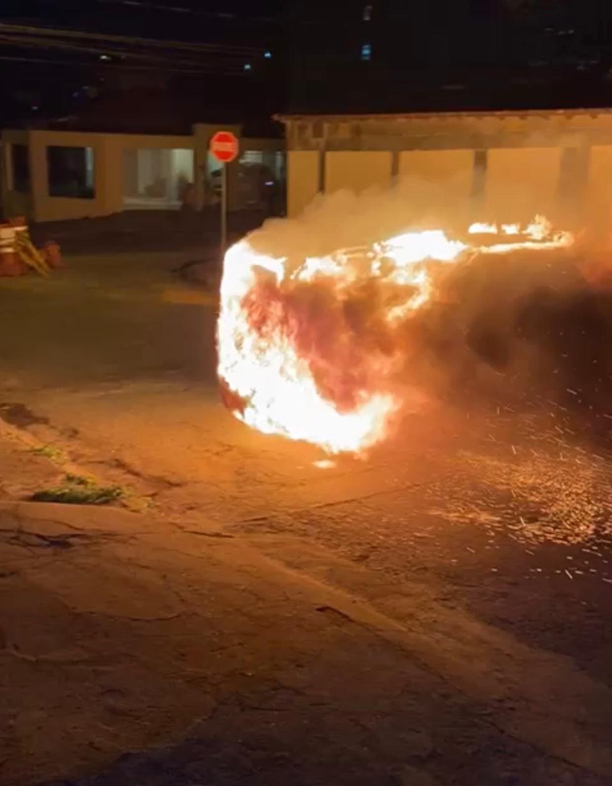 Carro em chamas