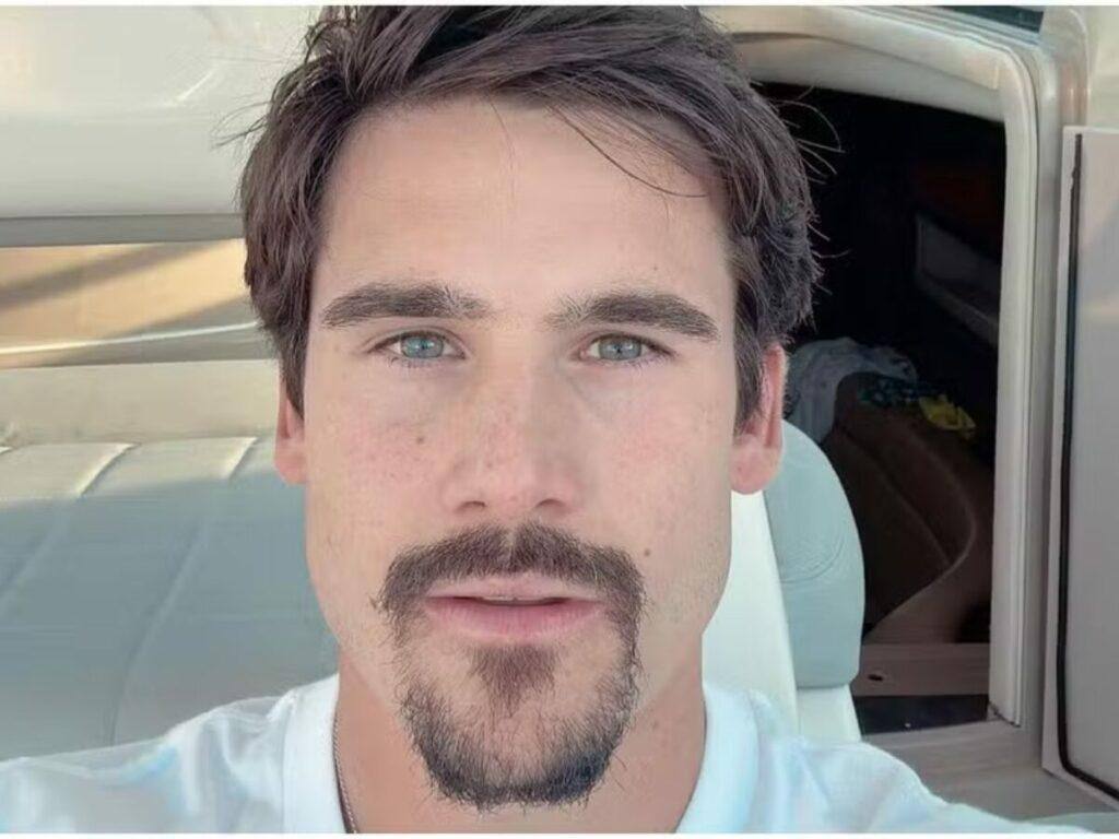 Nicolas Prattes muda o visual e surge sem barba