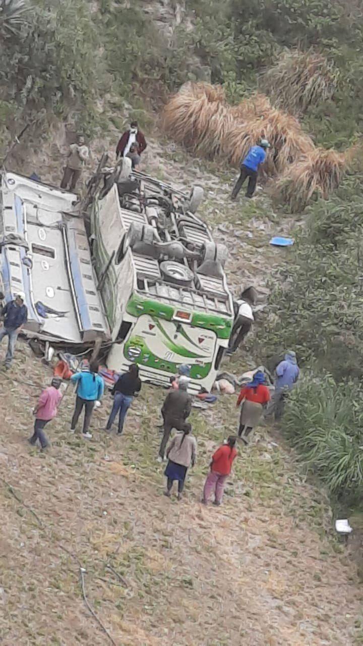 As autoridades relataram em um comunicado "o capotamento de um ônibus de passageiros em um abismo de cerca de 120 de profundidade