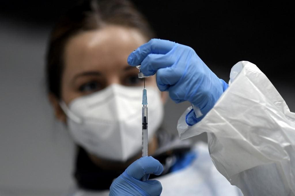As primeiras vacinas chegaram ao braço da população em dezembro de 2020