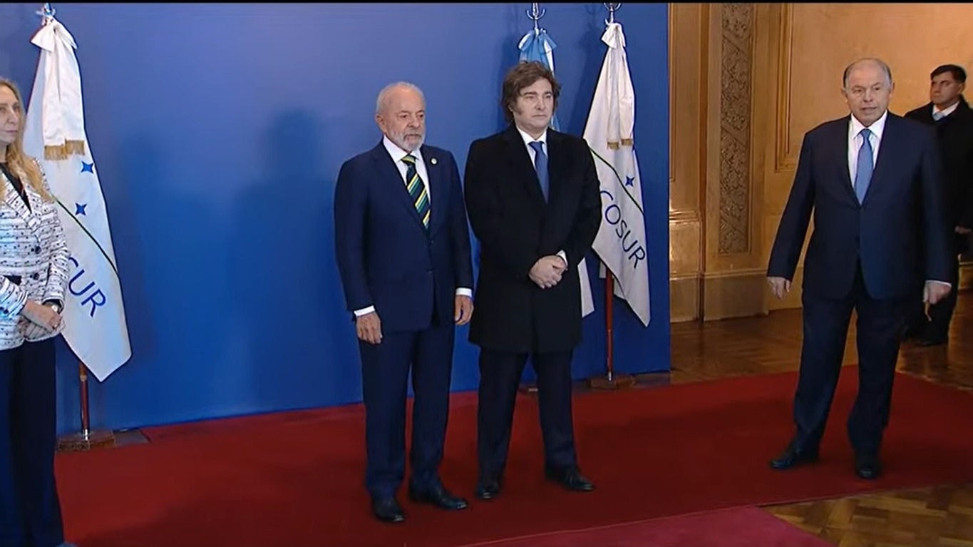 Lula foi recebido por Javier Milei na cúpula de líderes do Mercosul, em Buenos Aires
