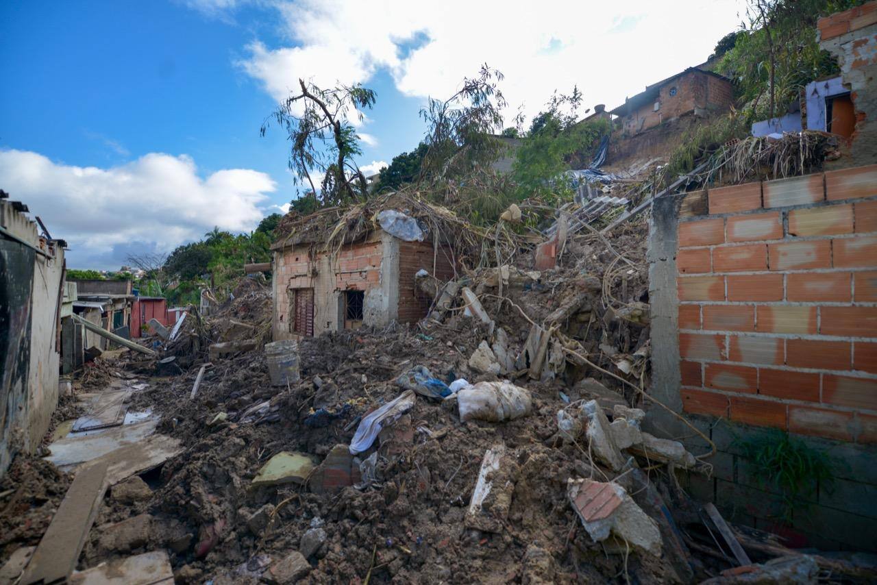 Só em Ibirité, na região metropolitana de BH, cinco pessoas morreram vítimas de desabamentos