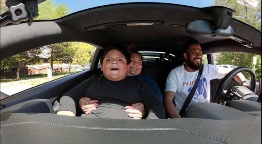 Menino de 5 anos que dirigiu em estrada para comprar Lamborghini dá passeio em carro de luxo