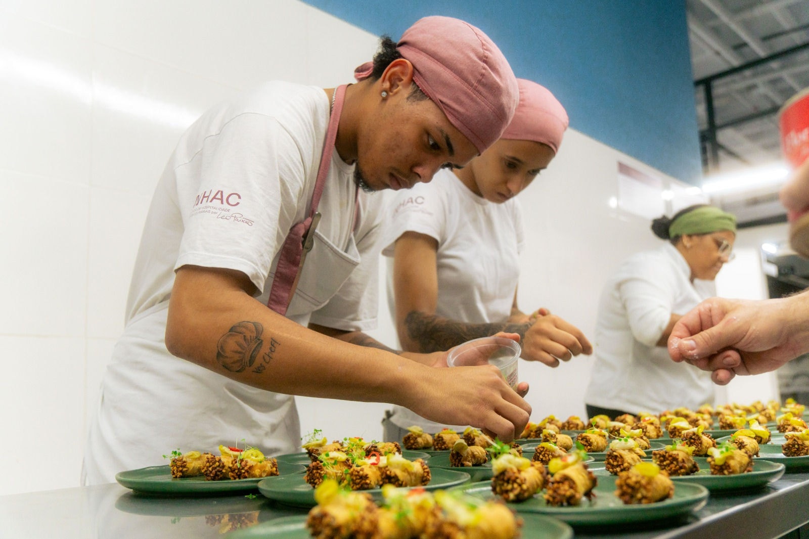 Alunos da escola social de gastronomia Inhac, com sede no bairro Olhos d'Água