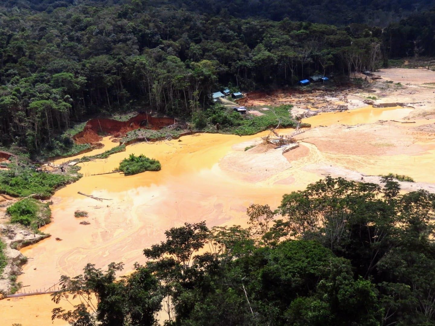 Garimpo na comunidade da terra indígena yanomami onde uma menina de 12 anos foi estuprada e morta por garimpeiros