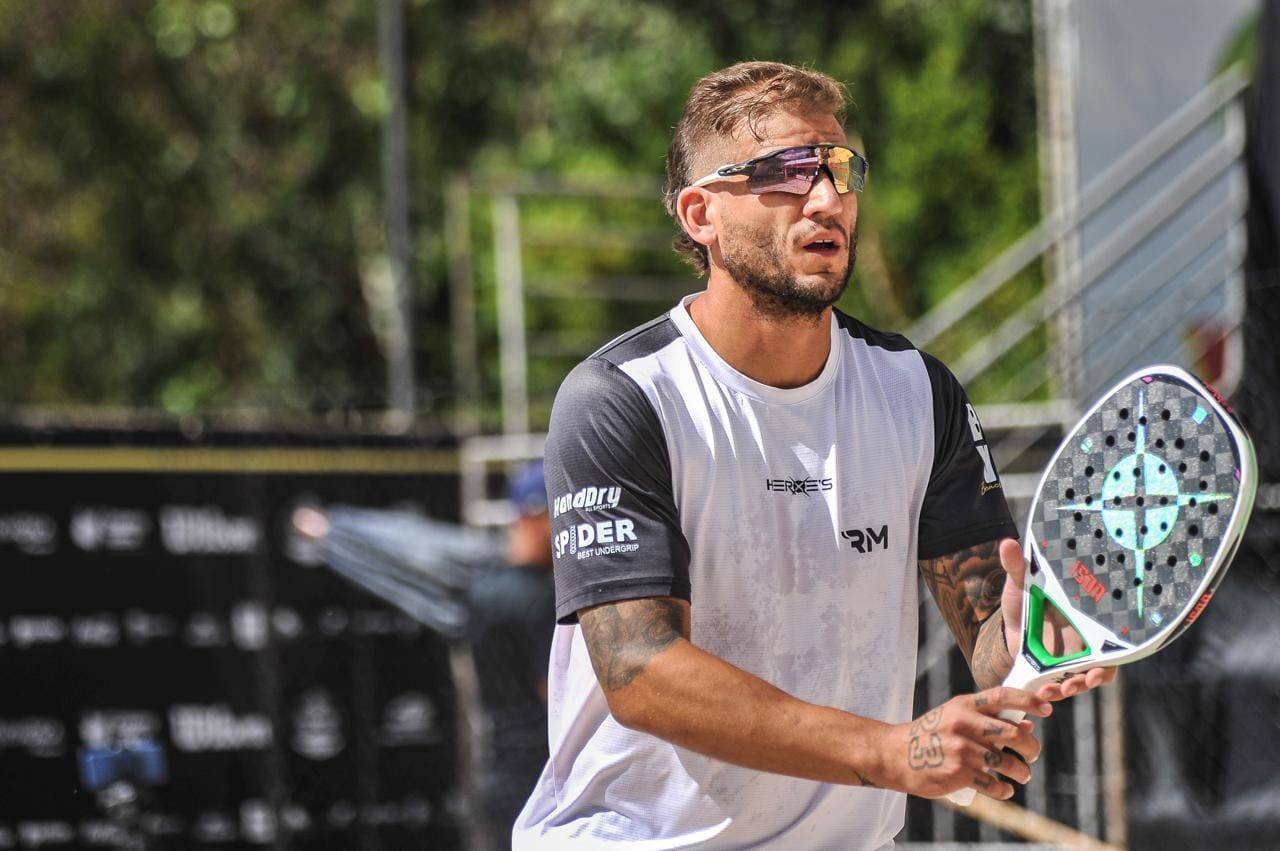 Rafael Moura, ex-jogador de futebol, agora se dedica ao beach tennis