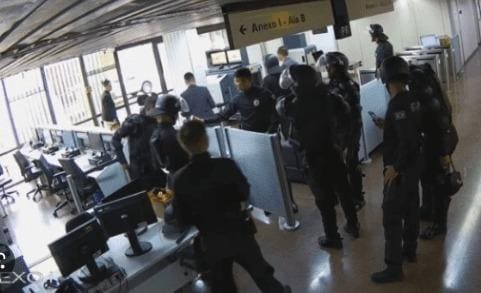 Após quebra de sigilo das imagens, câmera do Palácio do Planalto revela servidores do GSI rindo e mexendo no celular no momento das invasões