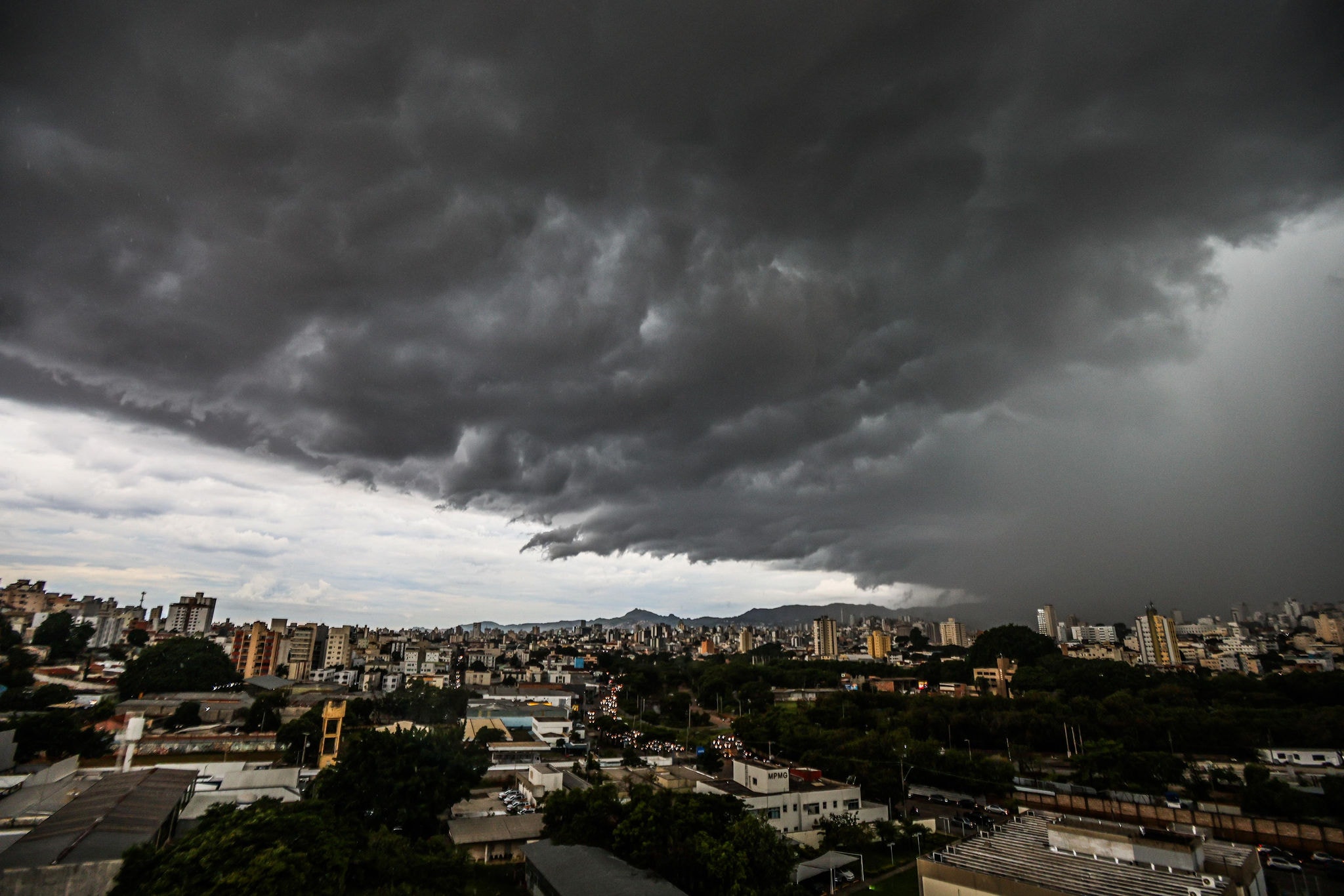  Altas temperaturas ao longo do dia podem causar tempestade com chuva no início da noite, de acordo com a Defesa Civil Municipal
