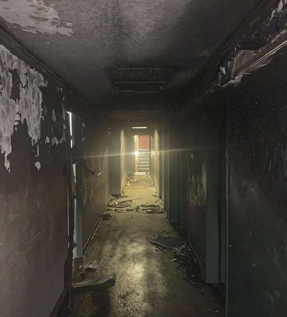 Corredor incendiado de edifício em Nova York