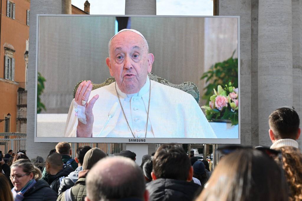 Papa Francisco fala ao público por meio de um telão 26112023